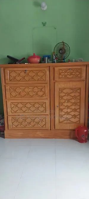 কাঠের ওয়ারড্রব ১২ হাজার টাকা আলোচনা সাপেক্ষে।