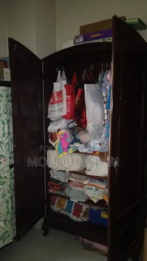 শগুন কাঠের আলমারি