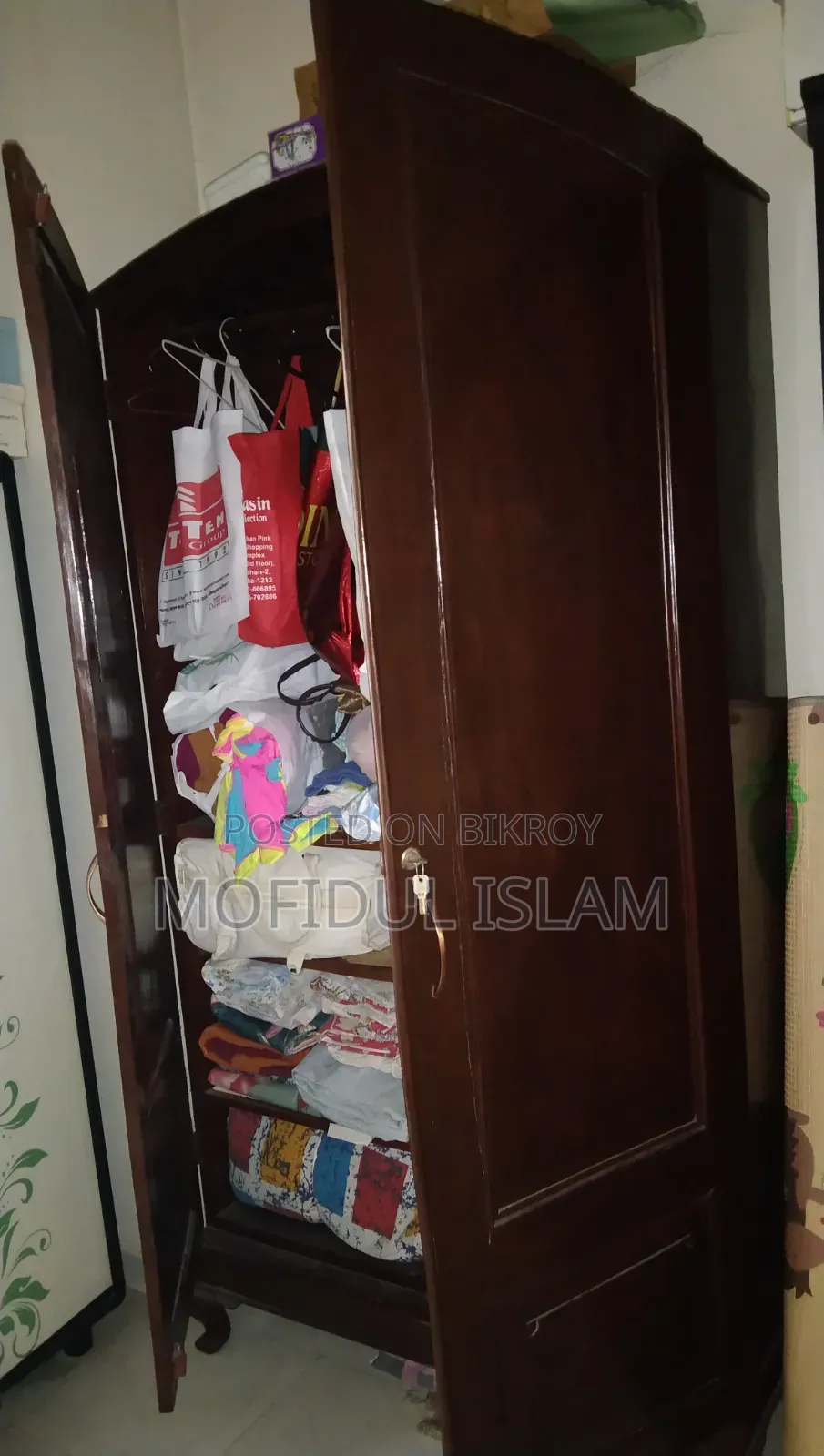 শগুন কাঠের আলমারি