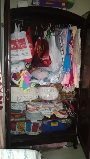 শগুন কাঠের আলমারি