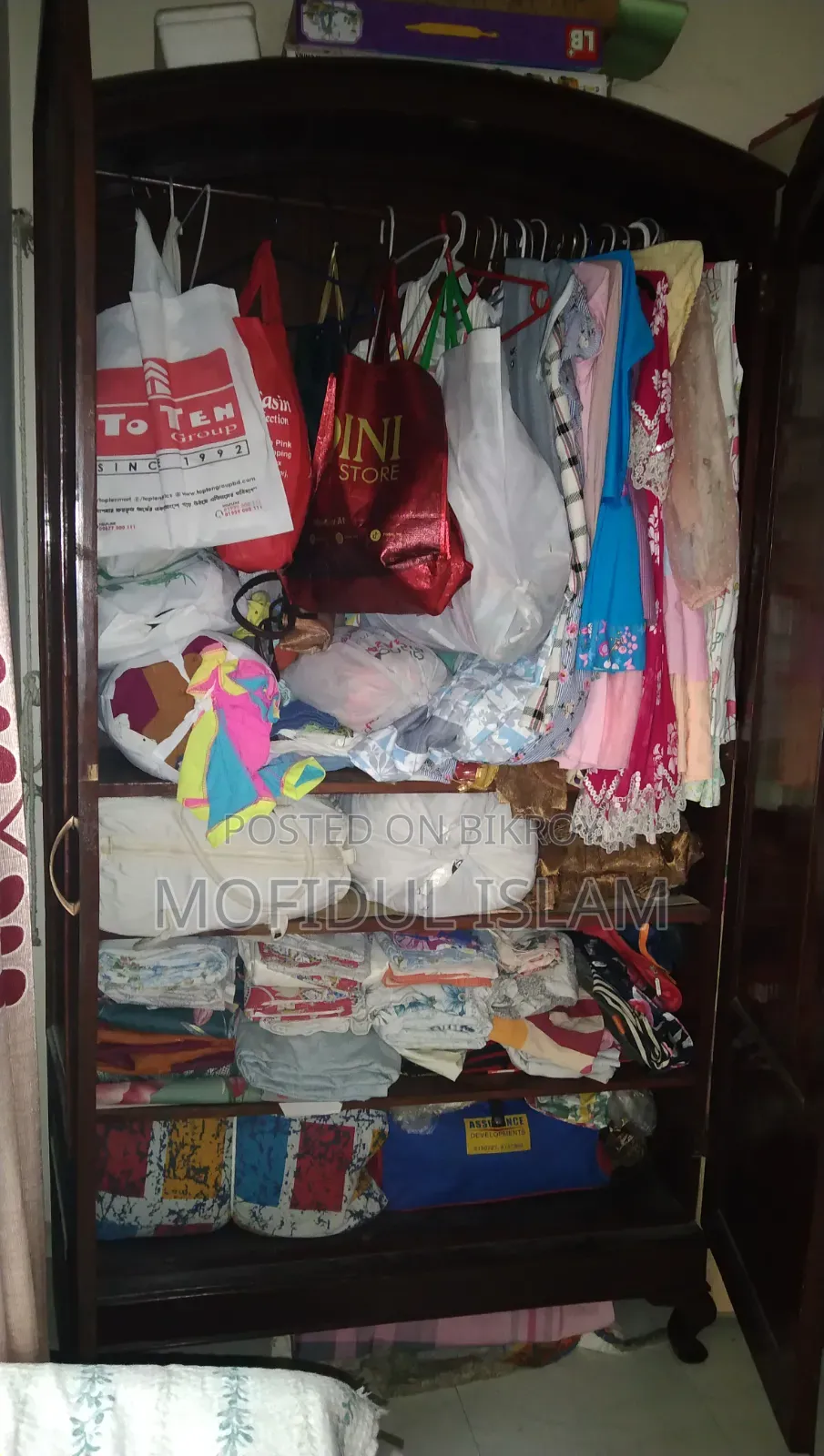 শগুন কাঠের আলমারি