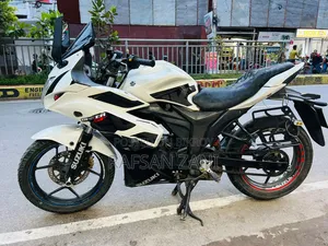 সুজুকি জিক্সার মনোটোন ২০১৫ সাদা