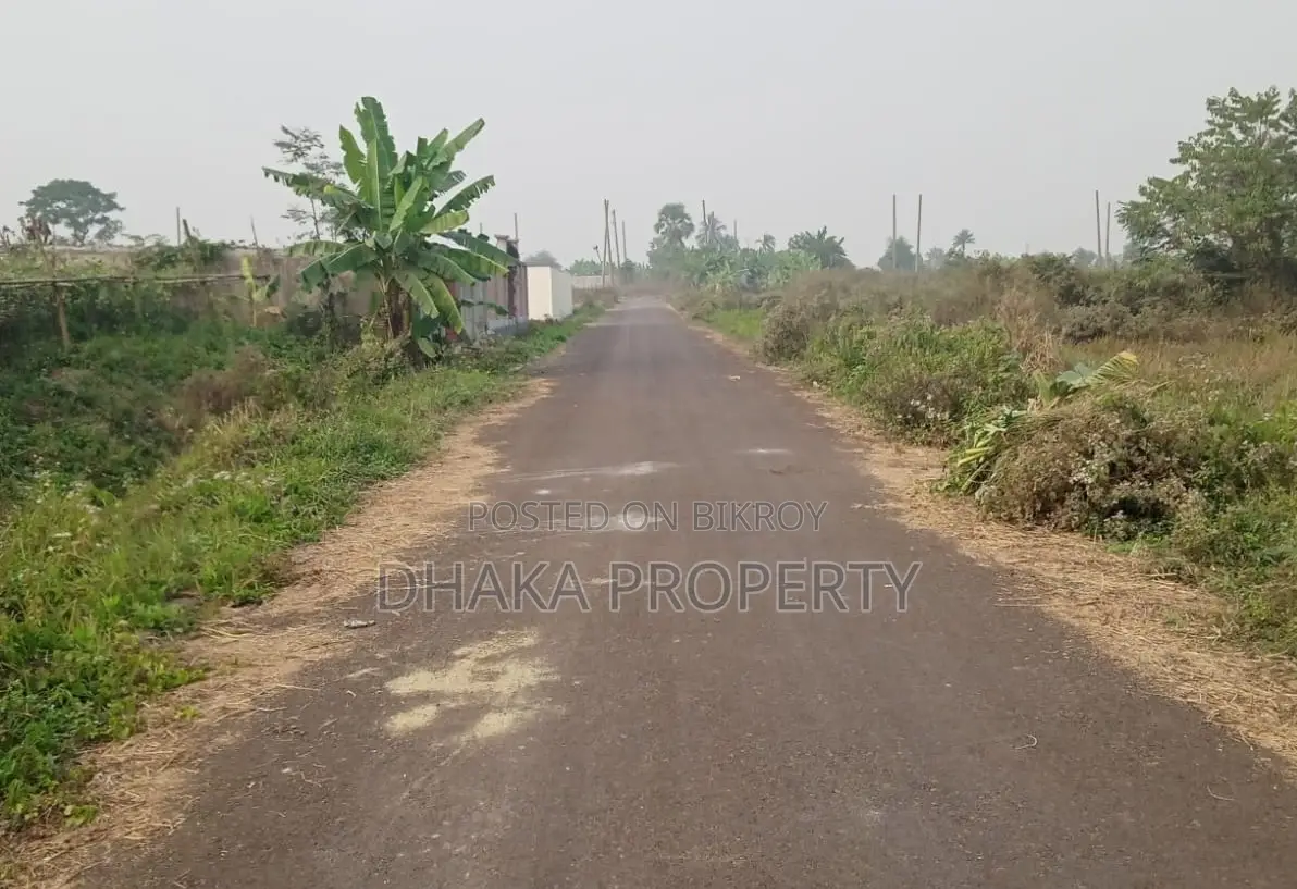 On 30ft Rd 3 Katha Park East at Sector-28