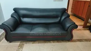 ব্যবহৃত এক সেট সোফা বিক্রয় হবে।
