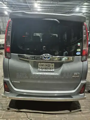 Toyota Noah 1.8 Front Wheel Drive Hybrid (7 Seater) 2017 Gray