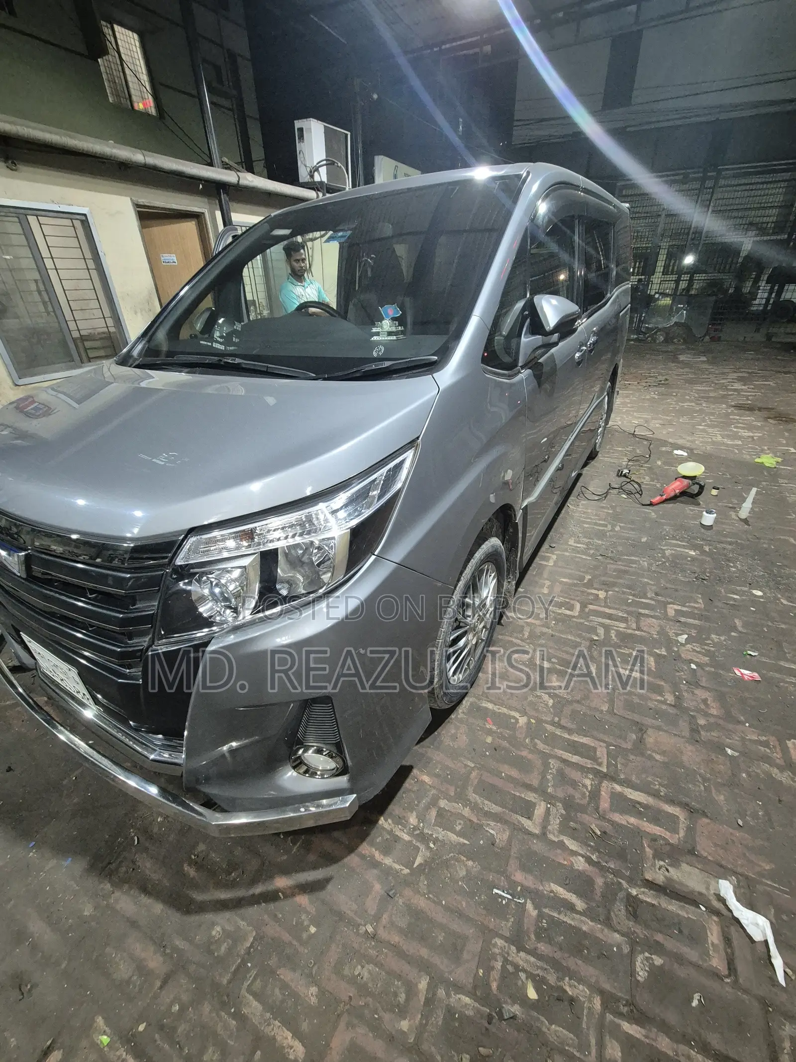 Toyota Noah 1.8 Front Wheel Drive Hybrid (7 Seater) 2017 Gray