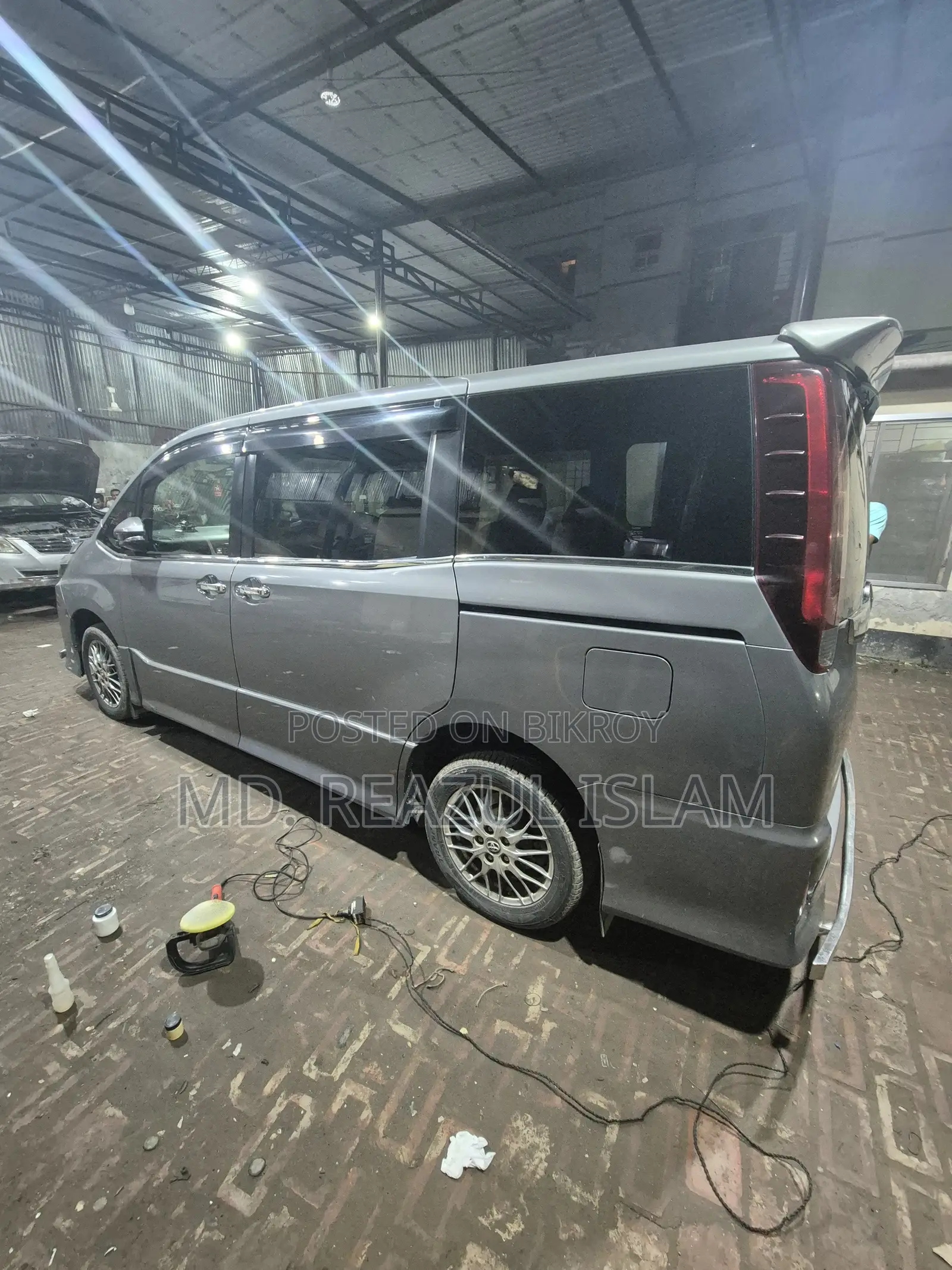 Toyota Noah 1.8 Front Wheel Drive Hybrid (7 Seater) 2017 Gray