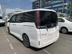 টয়োটা এস্কয়ার ১.৮ ফ্রন্ট হুইল ড্রাইভ হাইব্রিড (৭ সিটার) ২০২১ পার্ল