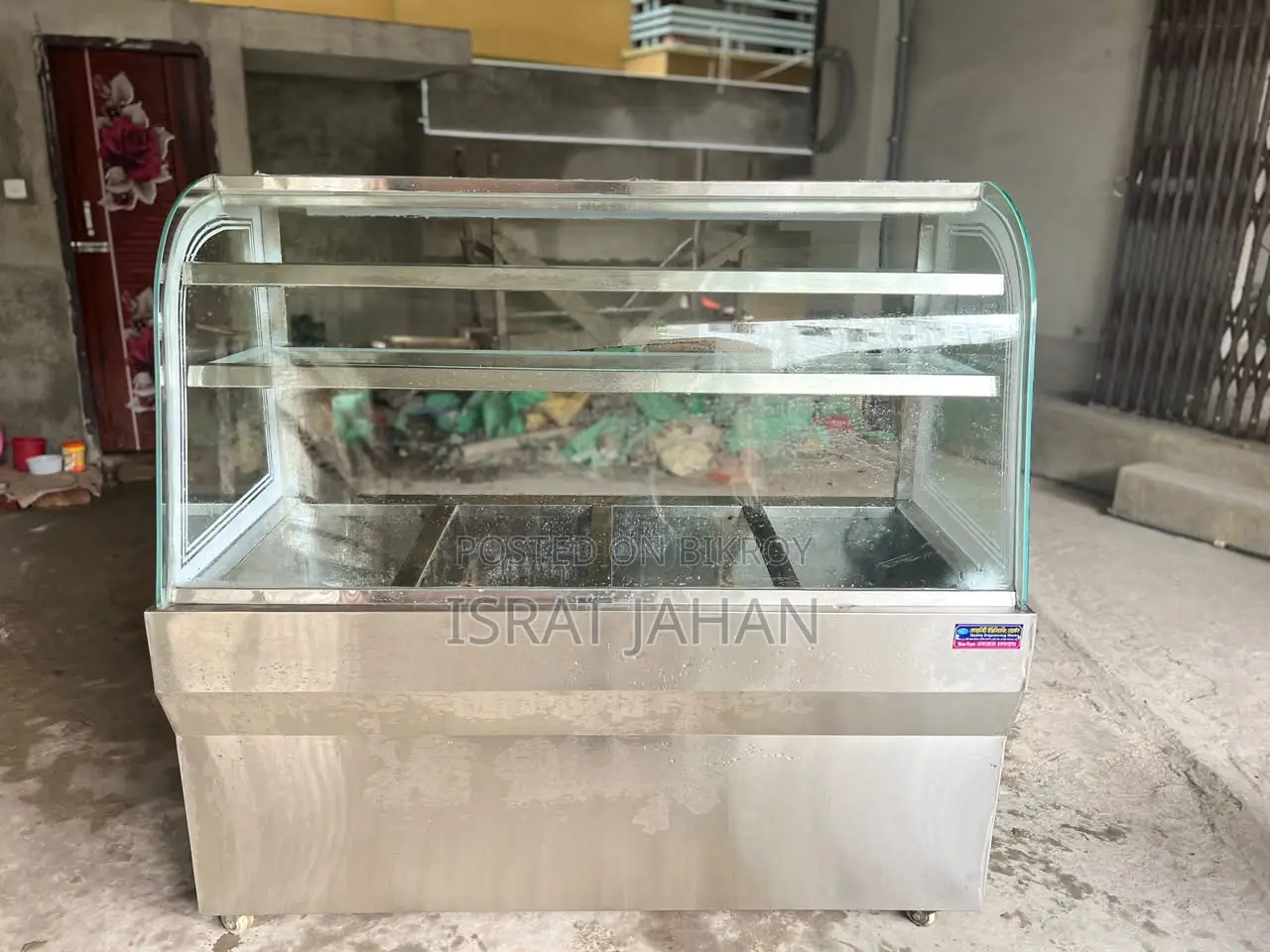 Restaurant display showcase with food heating system