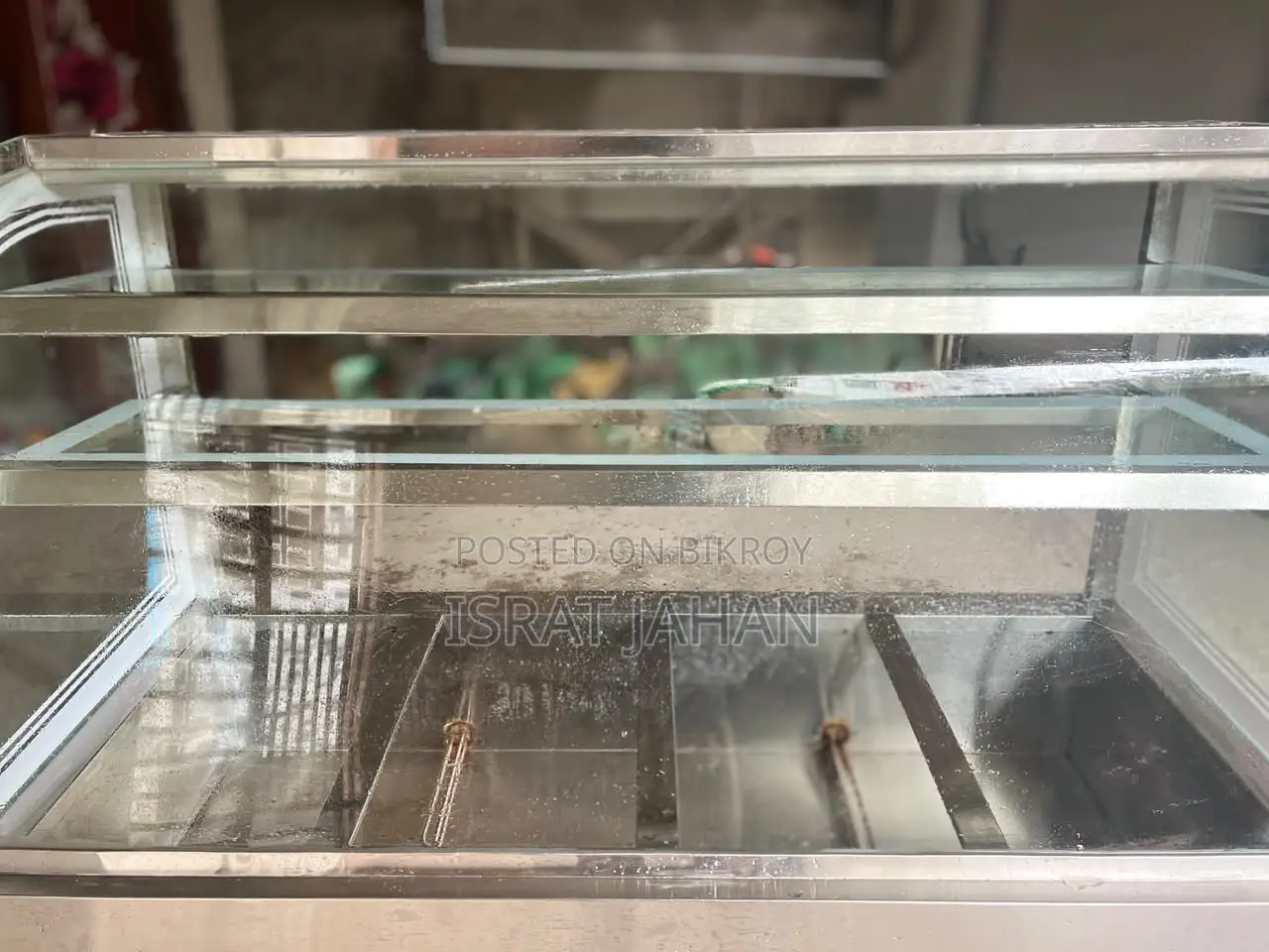 Restaurant display showcase with food heating system