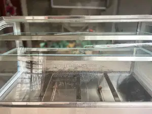 Restaurant display showcase with food heating system