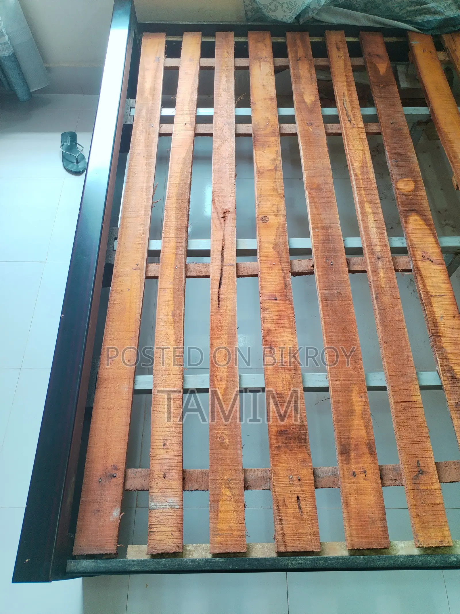 Semi-box Bed