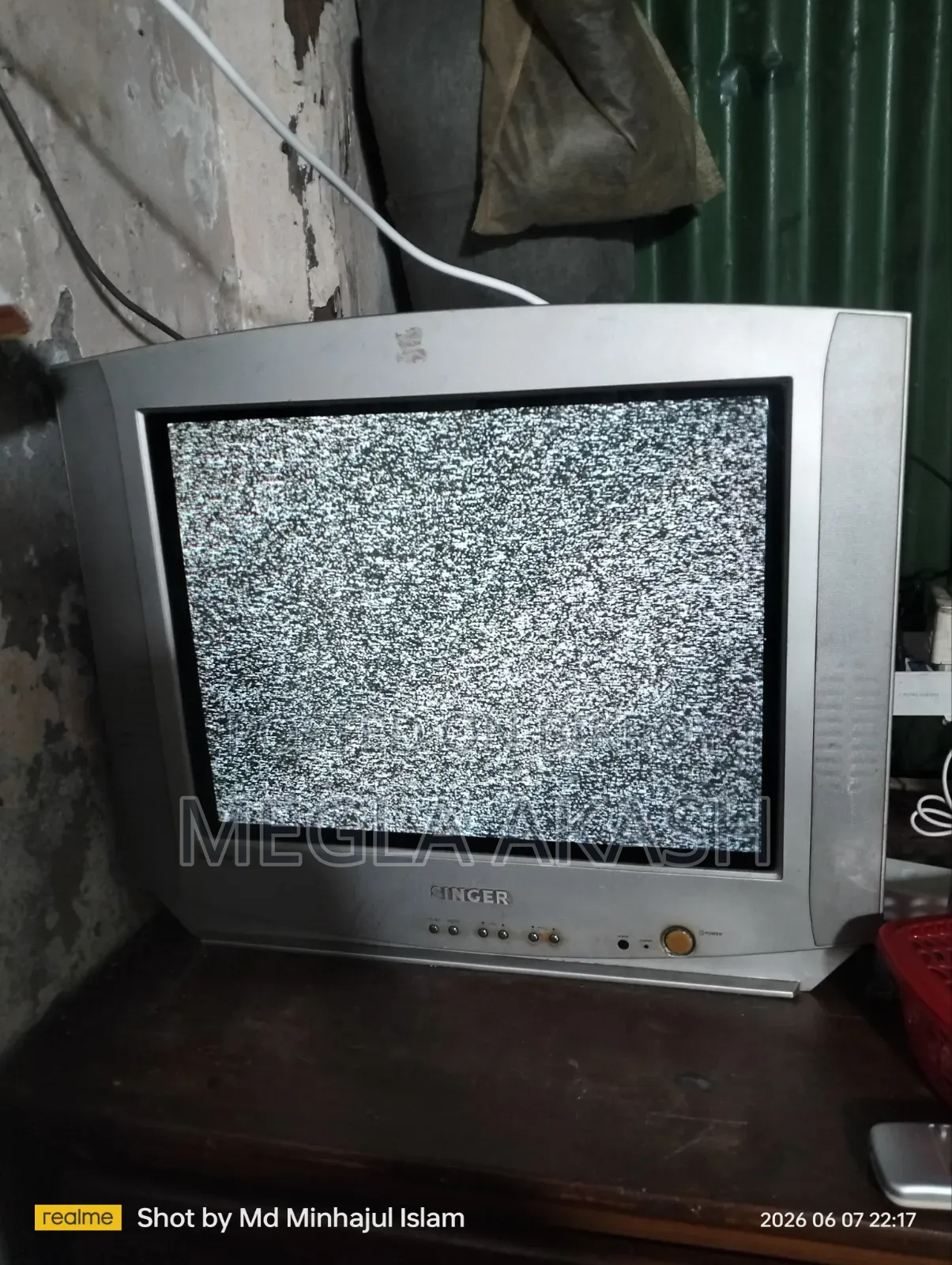 Must be received from Atabasa, this is an original Singer TV, delivery is not provided