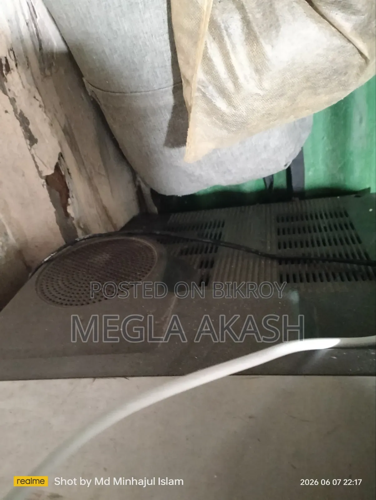 Must be received from Atabasa, this is an original Singer TV, delivery is not provided