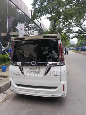Toyota Esquire 1.8 Front Wheel Drive Hybrid (7 seater) 2018 Pearl