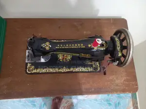 নতুন এর মতো সেলাই মেশিন।