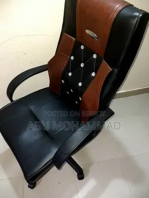 একটা বস চেয়ার বিক্রি হবে নতুন অবস্থায় রয়েছে