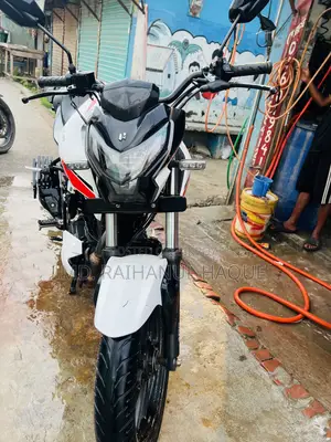 Hero Thriller 160R 2022 White