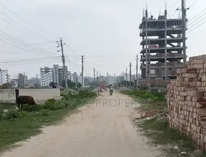 সেক্টর-১৭/বি তে ৬০ ফুট রাস্তা সংলগ্ন ৩ কাঠার পার্ক ভিউ দক্ষিণমুখী প্লট