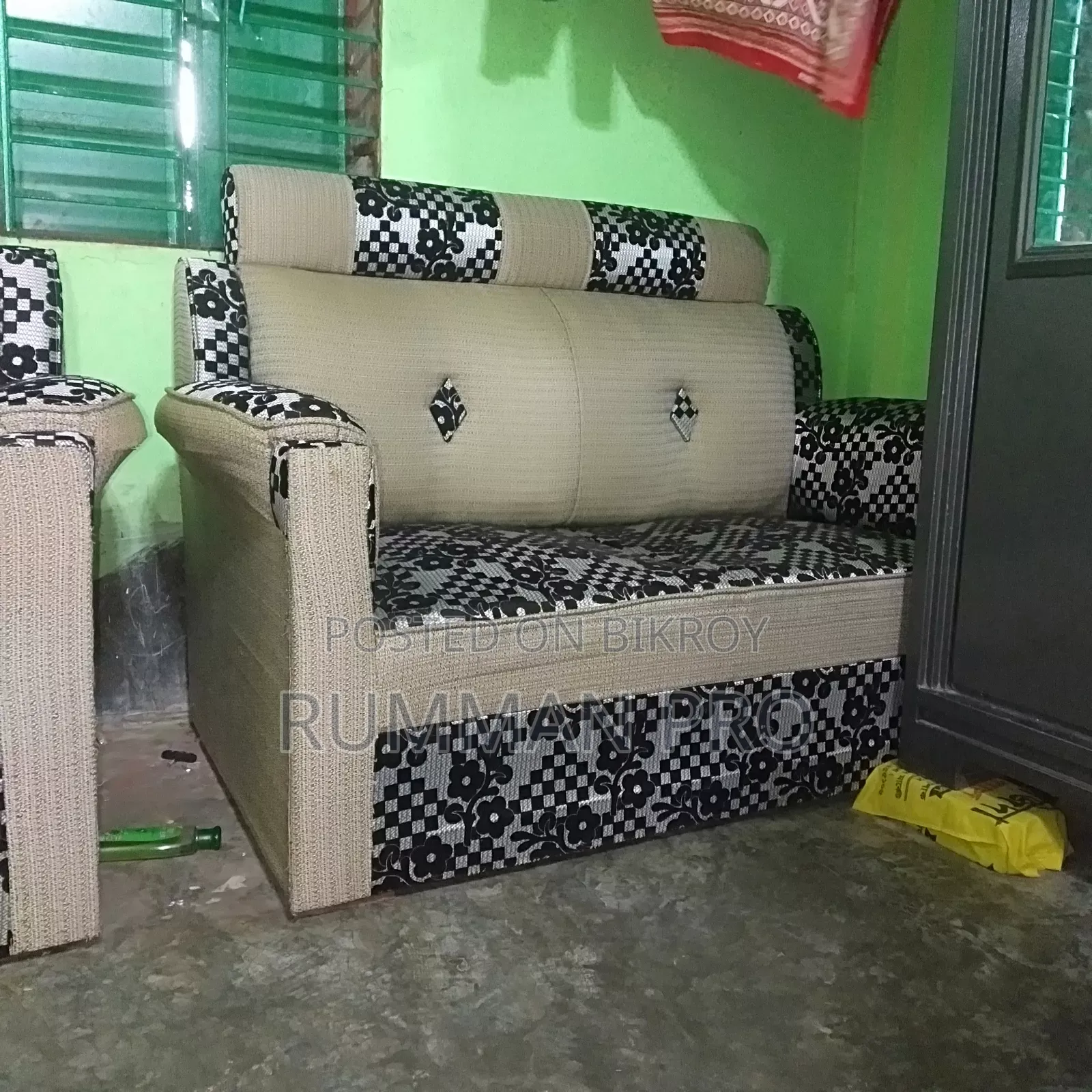 পুরাতন সোফা