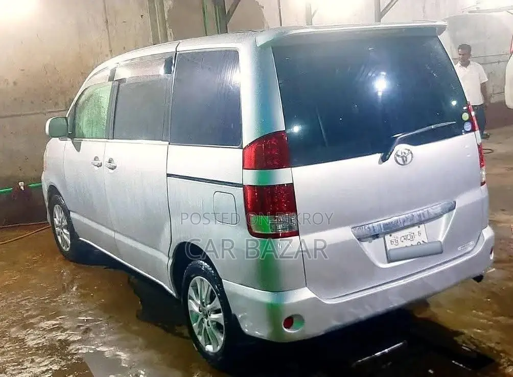 Toyota Noah 2005 Silver