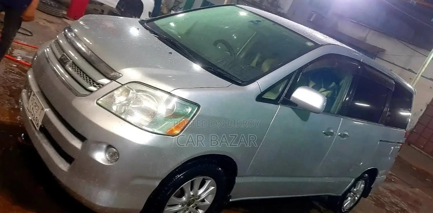 Toyota Noah 2005 Silver