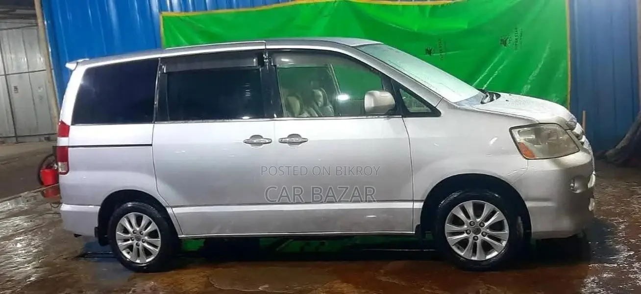 Toyota Noah 2005 Silver