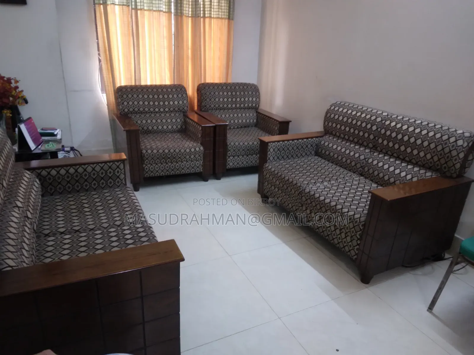 ছয় আসনের সোফা সেট