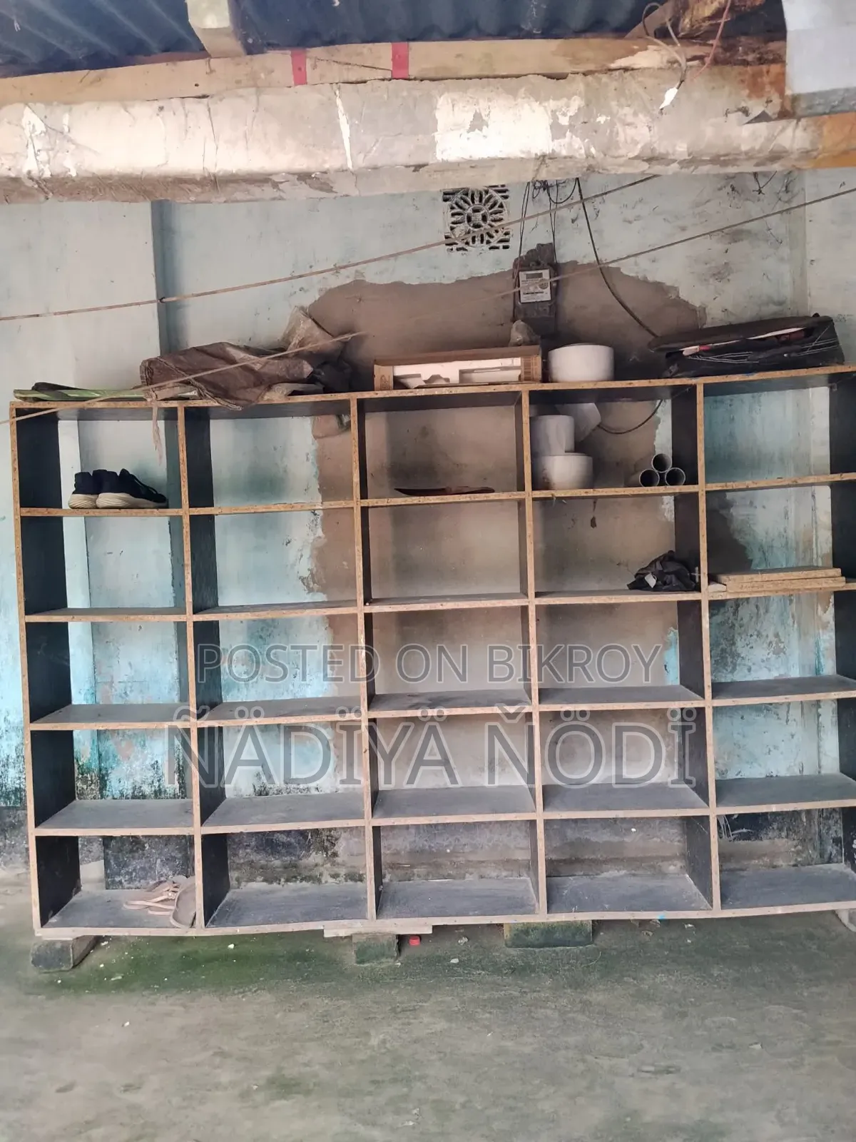 একটি দোকানের রেক ব্যবহৃত