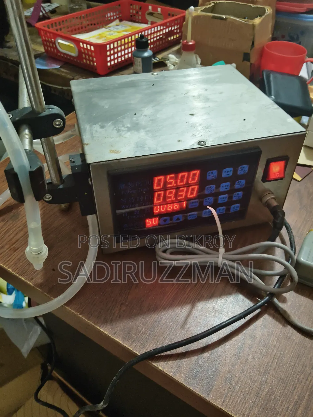 Oil filling machine and bottle cap sealing machine