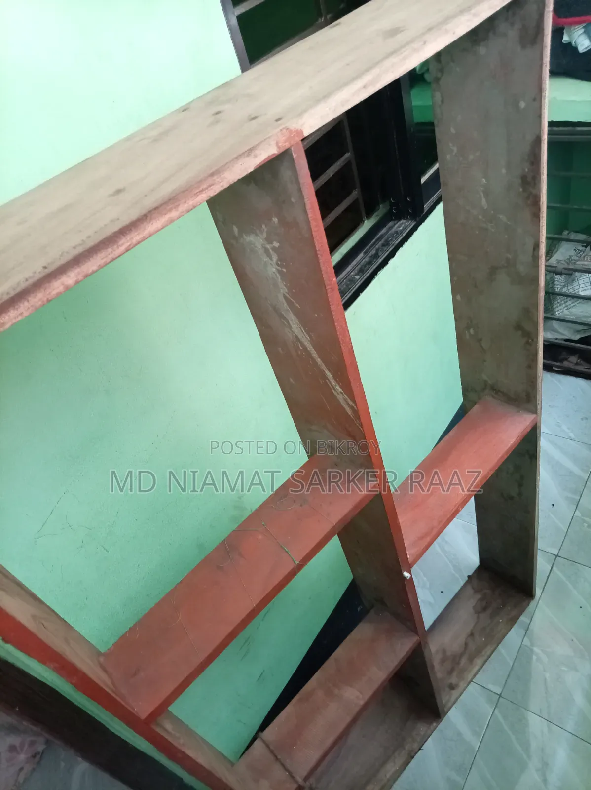 কাঠের ওয়াল শোকেসটি বিক্রি করা হবে