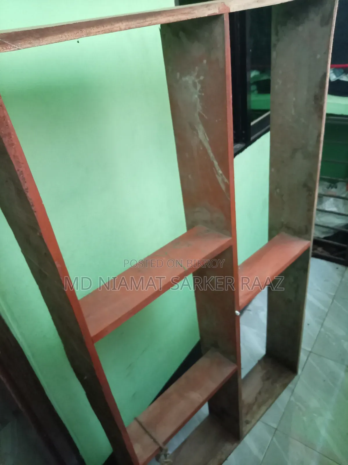 কাঠের ওয়াল শোকেসটি বিক্রি করা হবে