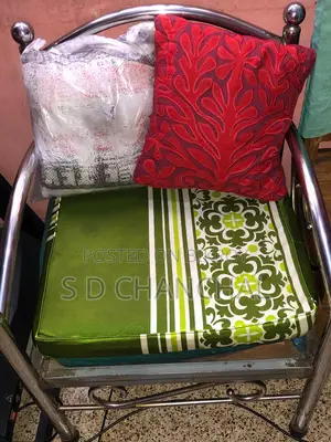 ফ্রেশ কন্ডিশন ফুল সেট আয়রন সোফা উইথ ফোম কুশন বালিশ