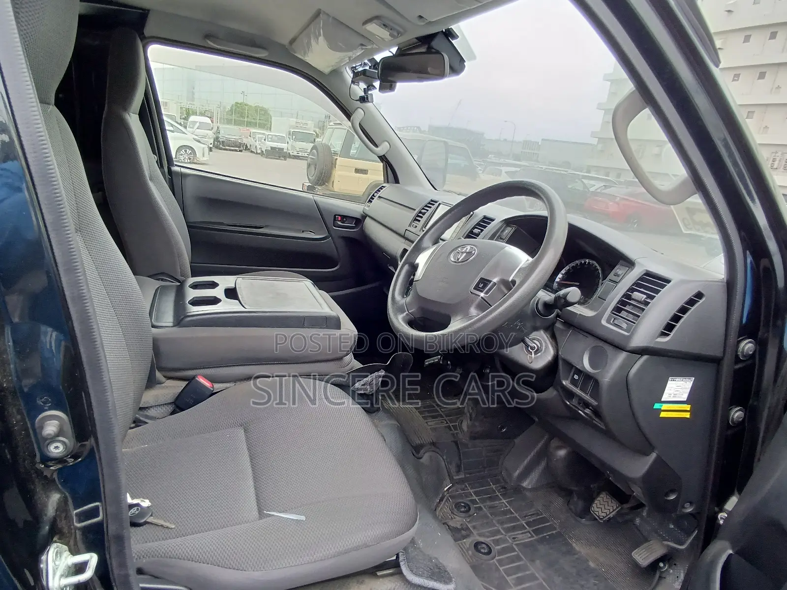 Toyota HiAce 2021 Black