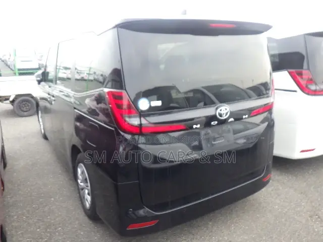টয়োটা নোয়া ২০২২ কালো