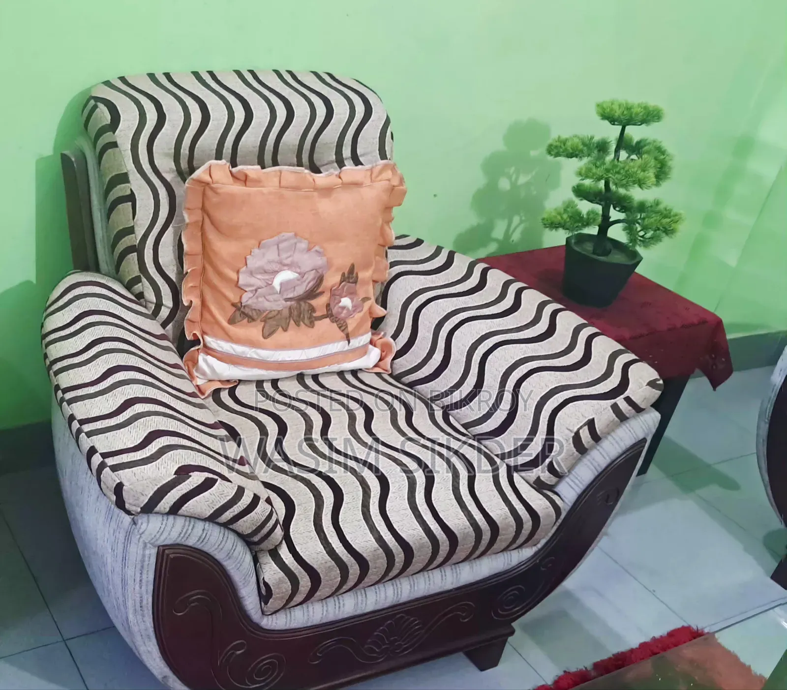 একটি সোফা সেট বিক্রি হবে