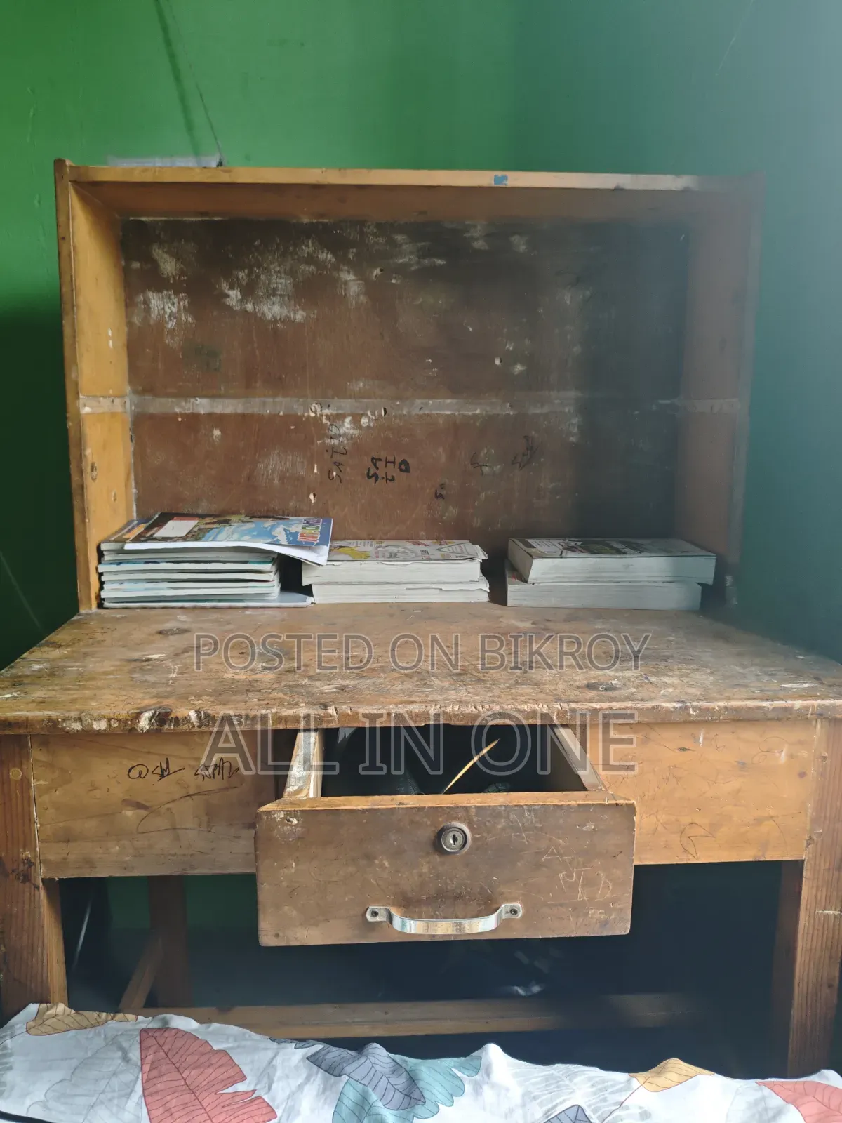 A very good table for sale