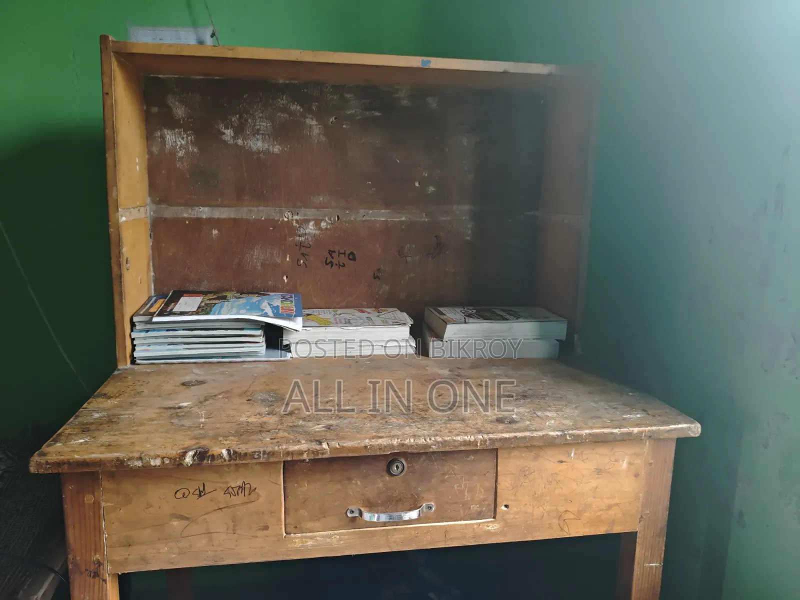 A very good table for sale