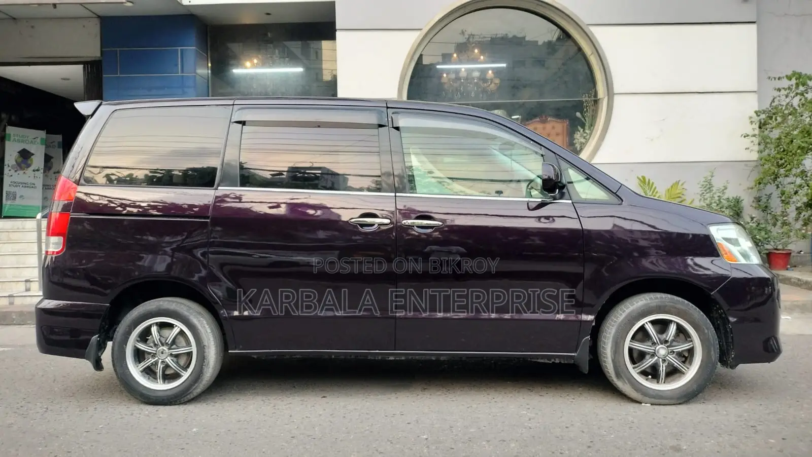 Toyota Noah 2.0 Front Wheel Drive (8 Seater) 2005
