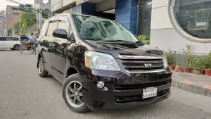 Toyota Noah 2.0 Front Wheel Drive (8 Seater) 2005