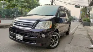 Toyota Noah 2.0 Front Wheel Drive (8 Seater) 2005