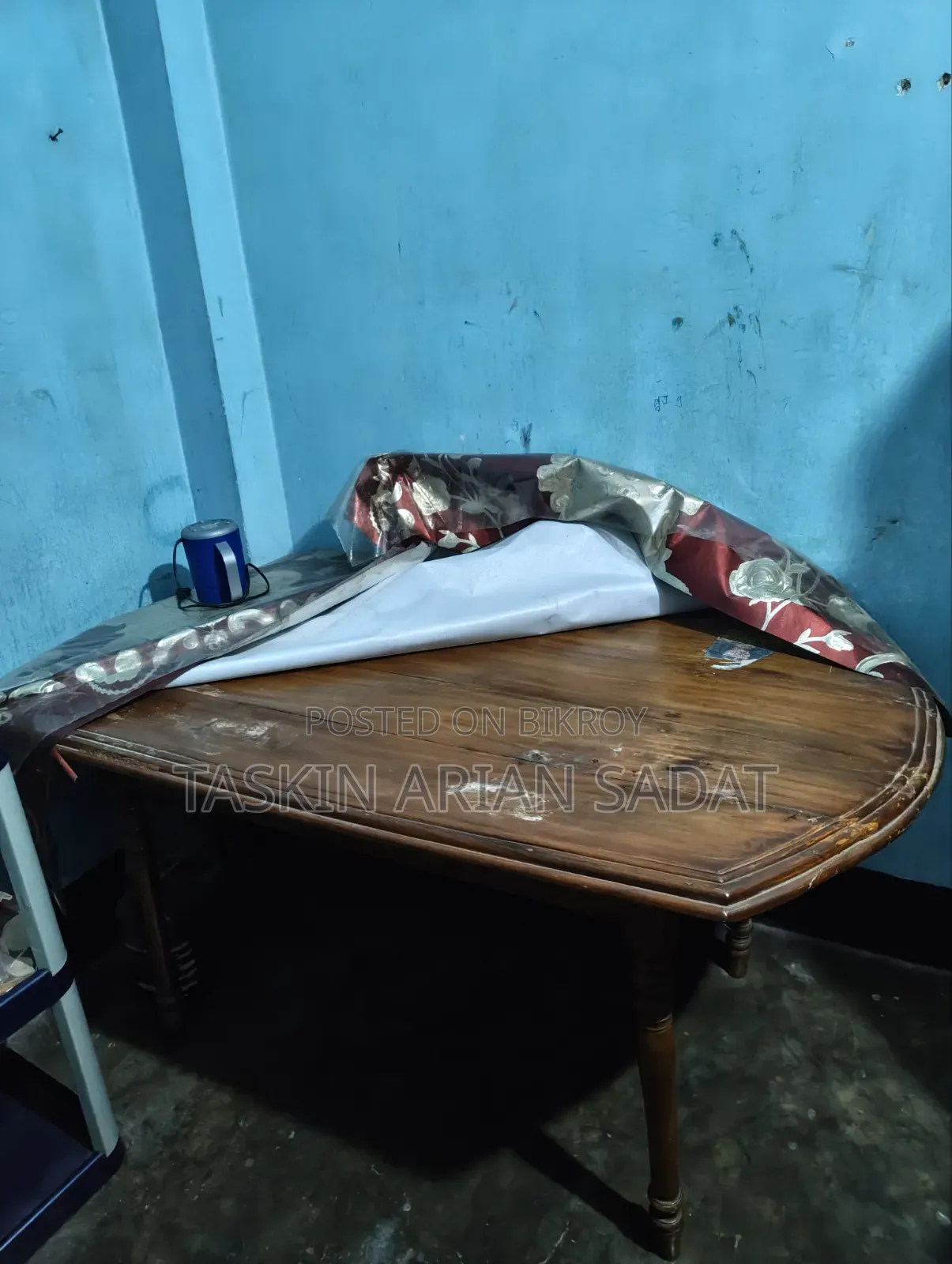 Dining table with 6 chairs