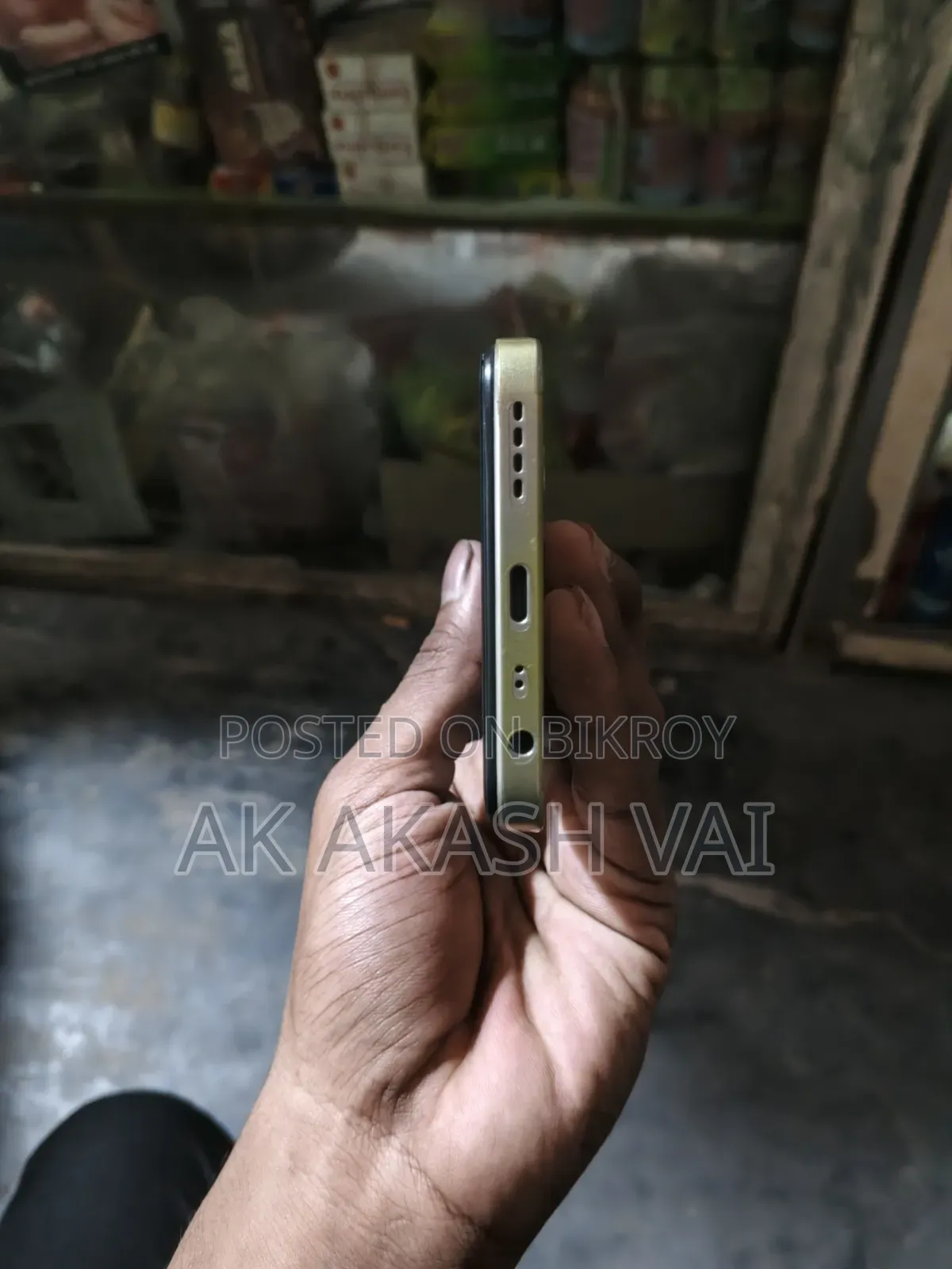 রিয়েলমি ভি৩০ ১২৮ জিবি গোল্ড