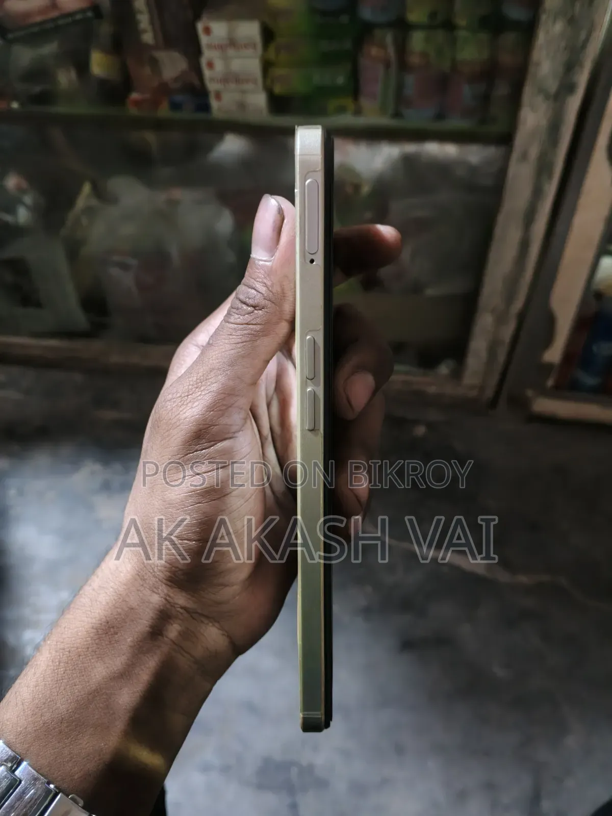 রিয়েলমি ভি৩০ ১২৮ জিবি গোল্ড