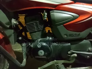 Honda CB 2016 Red