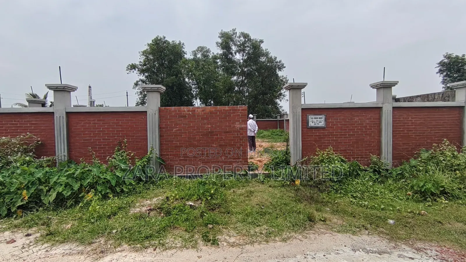 দক্ষিন মুখি কর্নার ১০ কাঠা প্লট ১০ নং সেক্টরে।