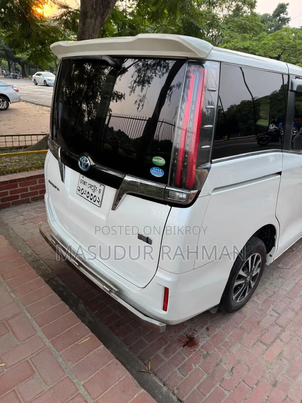Toyota Esquire 1.8 FWD Hybrid (7 seater) 2017 Pearl