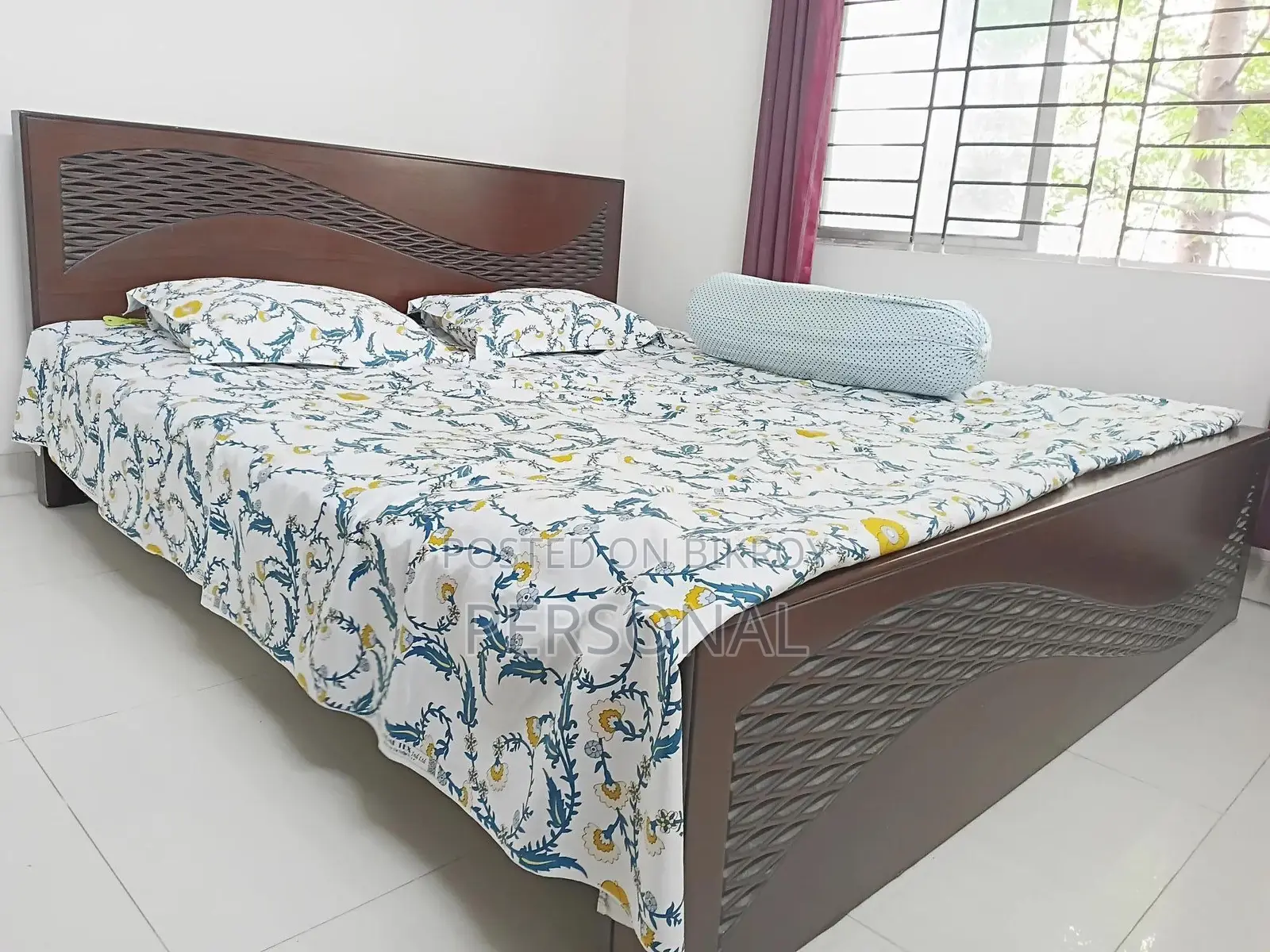 কিং সাইজ বেড, ৭ ফুট লম্বা ৬ ফুট চওড়া, ২টি ম্যাট্রেস ফ্রি