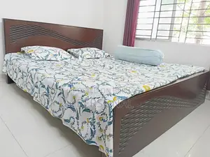 কিং সাইজ বেড, ৭ ফুট লম্বা ৬ ফুট চওড়া, ২টি ম্যাট্রেস ফ্রি