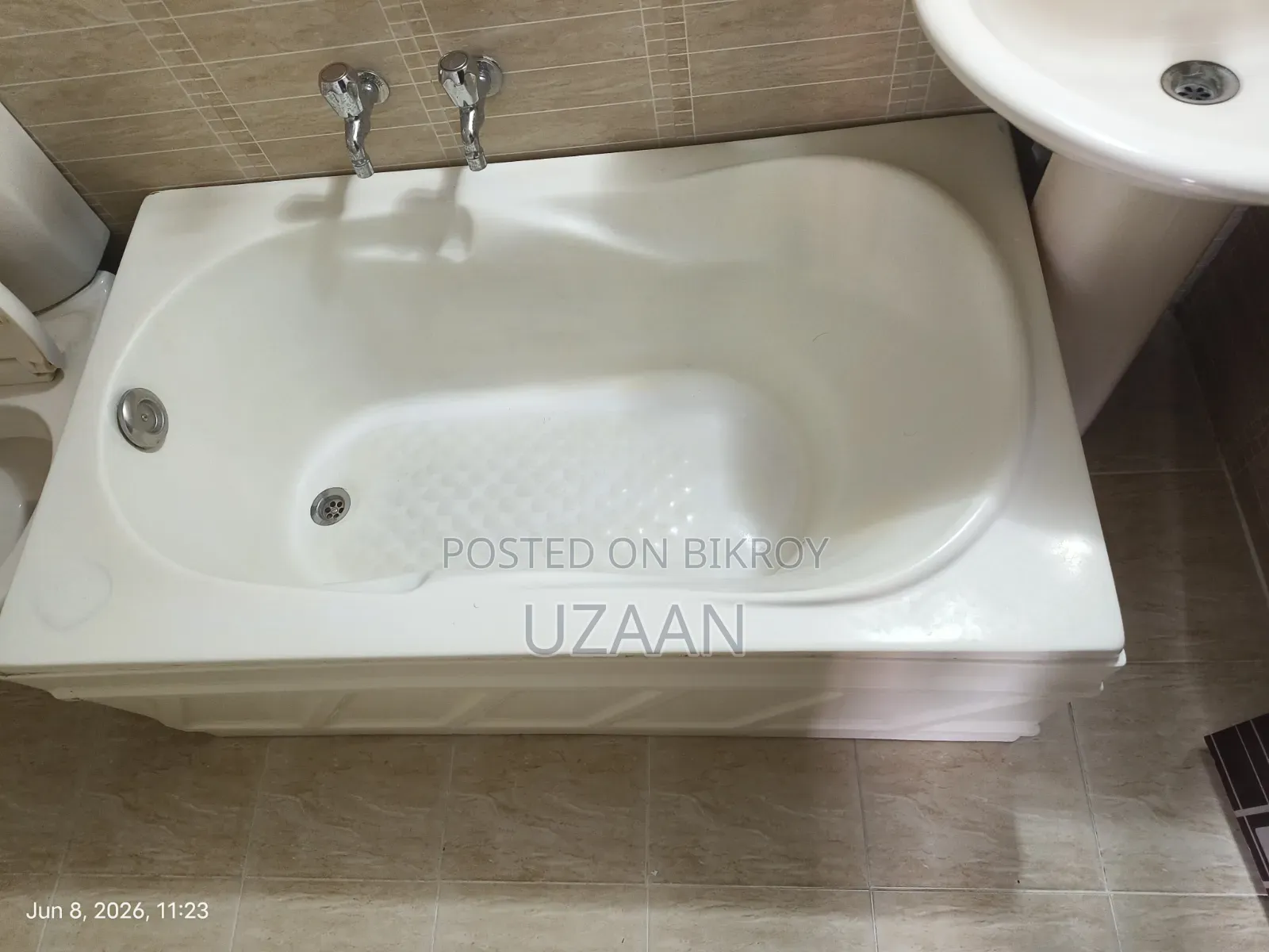 Fibre Made Bathtub for sale | Used for only 1 year